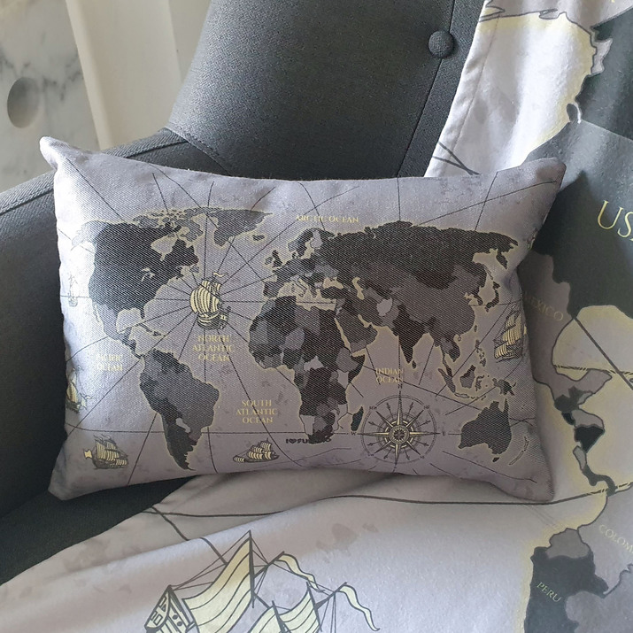 ALMOHADA POCHOCLERO CON FUNDA - MAPA GRIS